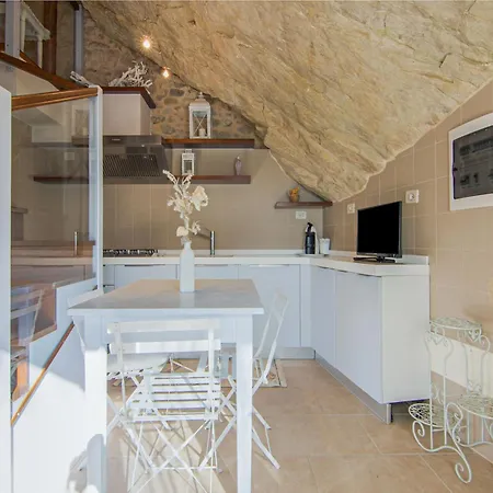 Appartamento Appealing In With Near Centre