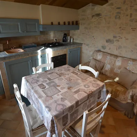 Apartman Appealing In With Near Centre Petrella Guidi