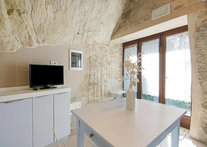 Appealing In With Near Centre * Petrella Guidi