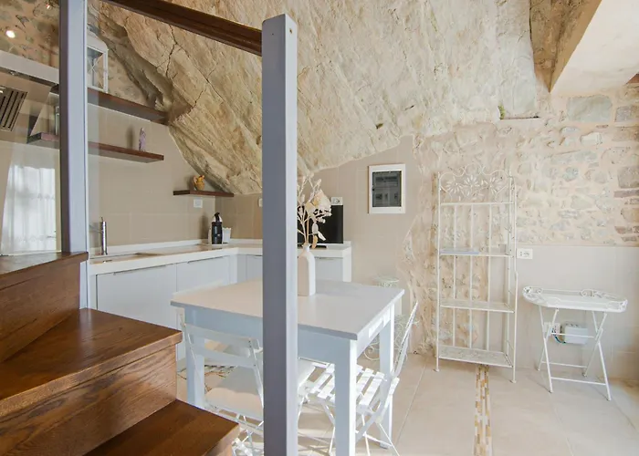 Daire Appealing In With Near Centre Petrella Guidi